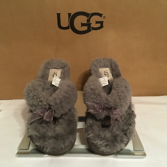 UGG Shoes - UGG FLIP FLOPS FLUFF lll - SIZE 6 - 6.5  - NWOB